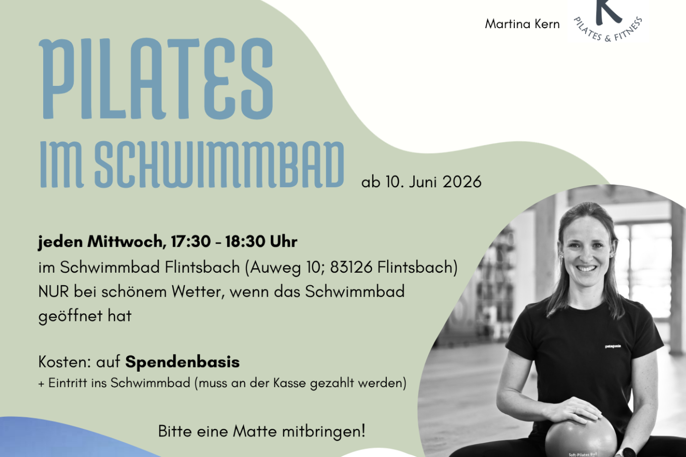 Raum mit Reformer Geräten, grüne Rückwand mit der Aufschrift Session Pilates